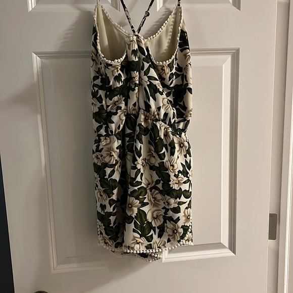 Great condition: floral romper size medium - Picture 2 of 2